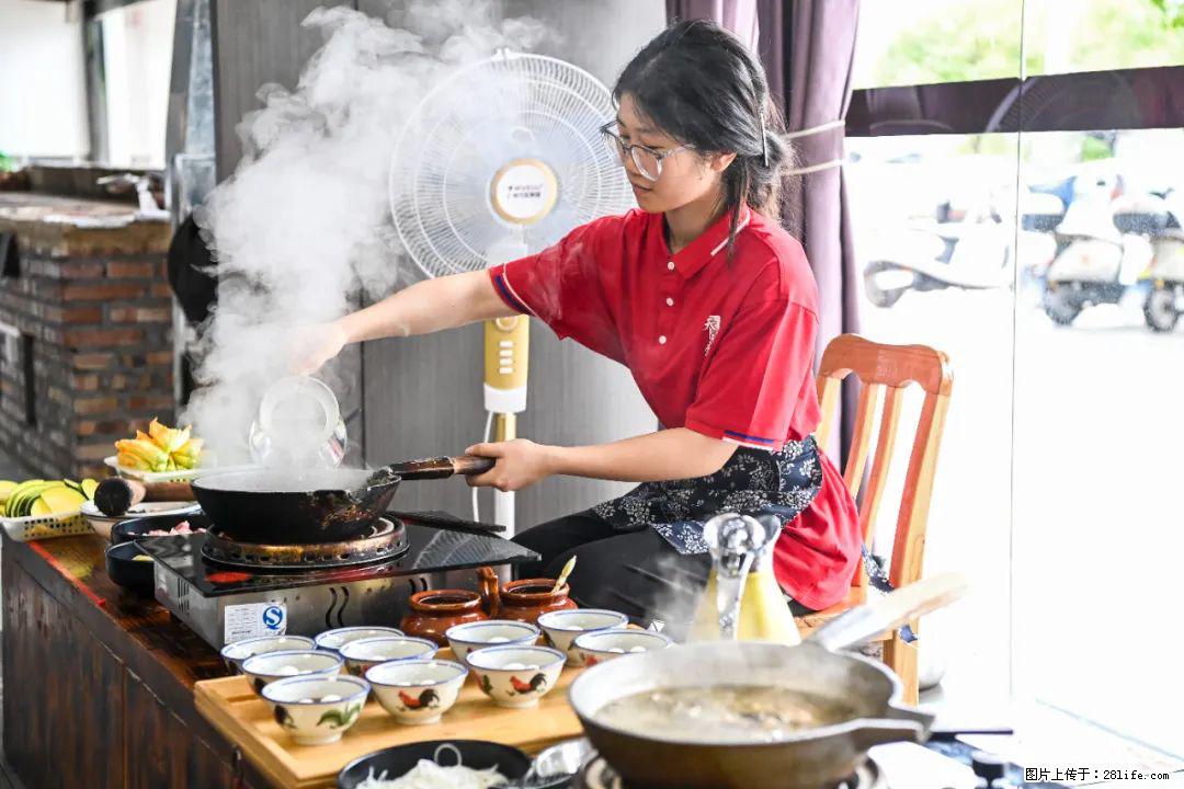 全网追的“扁担女孩”，找了一份暑假工，时薪12元 - 新乡生活资讯 - 新乡28生活网 xx.28life.net